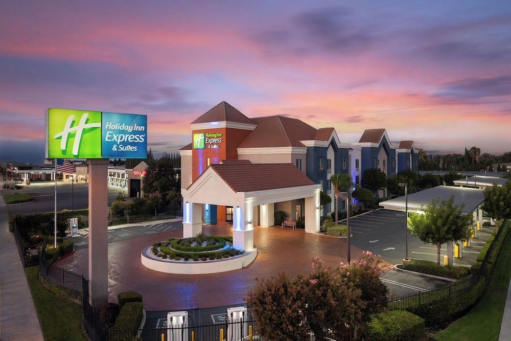 Holiday Inn Express & Suites LATHROP by IHG 1