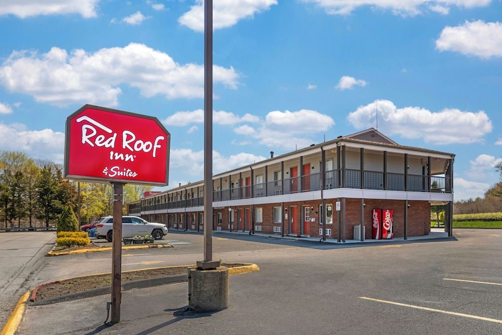 Red Roof Inn & Suites Swansea 1
