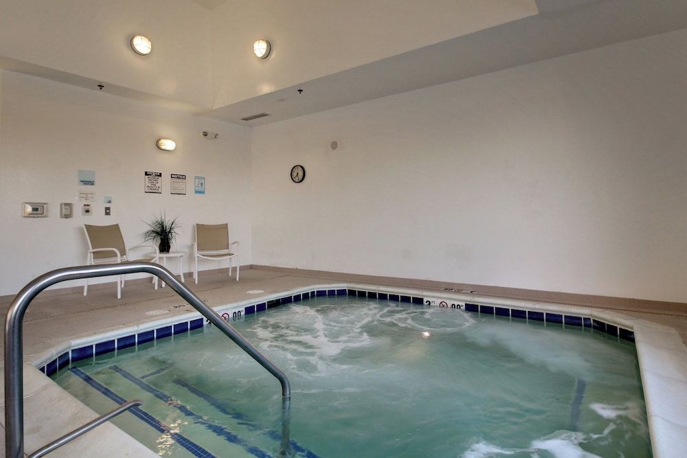 Holiday Inn Express & Suites PERU - LASALLE AREA by IHG 1