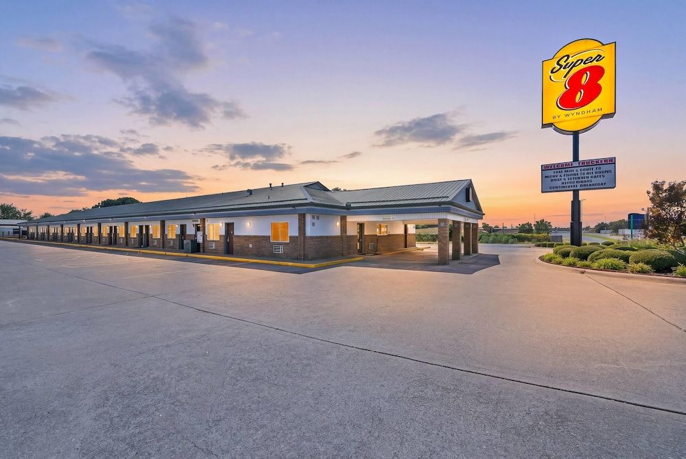 Super 8 by Wyndham Siloam Springs 1