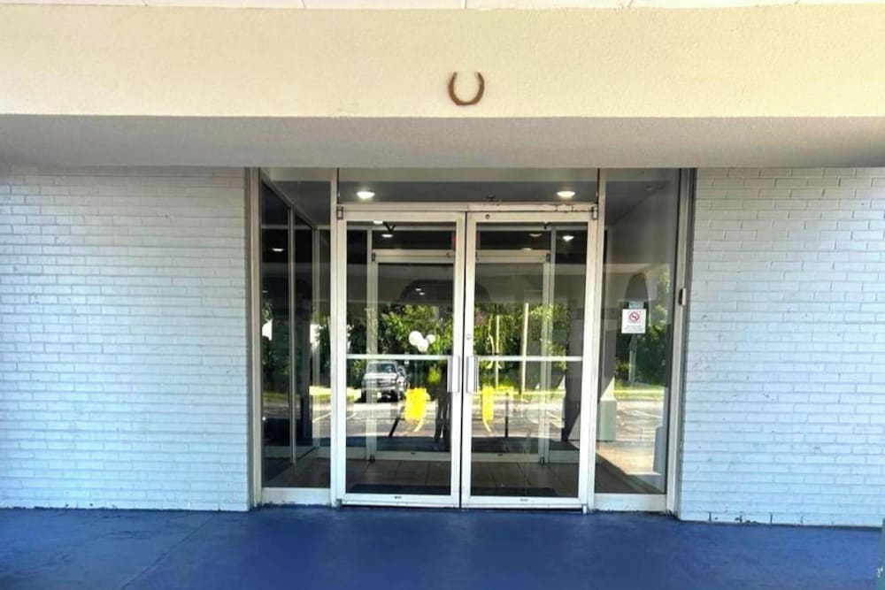 Twin City Inn & Suites Benton Harbor - St. Joseph 2