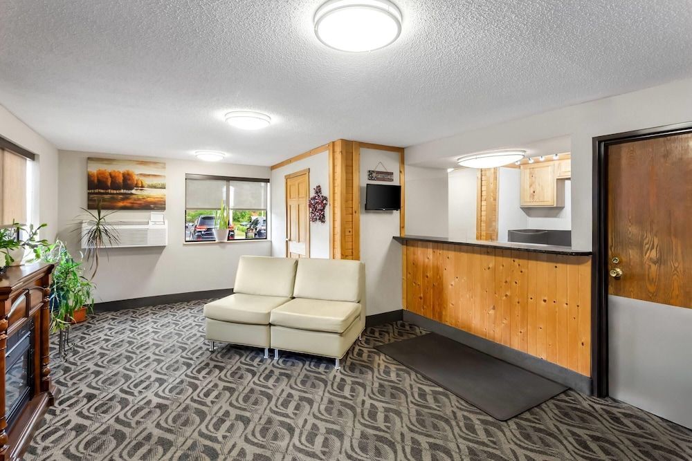 Super 8 by Wyndham Elkins 2