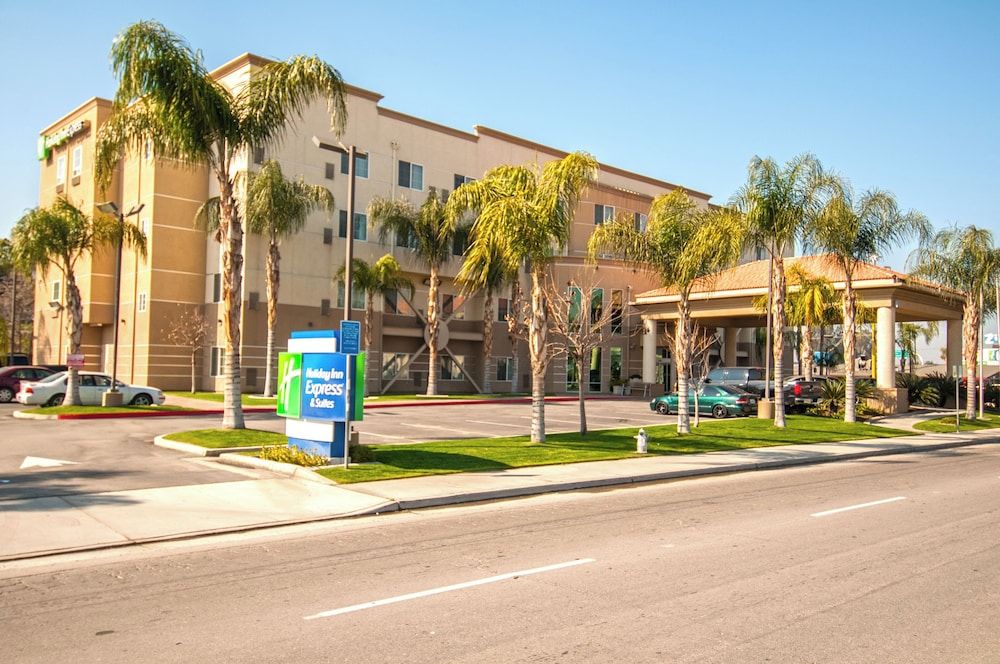 Holiday Inn Express & Suites BAKERSFIELD CENTRAL by IHG 1