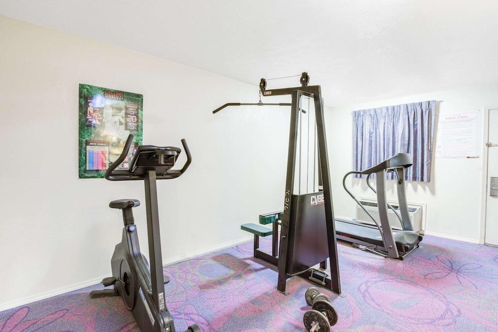 Travelodge by Wyndham Parkersburg 1