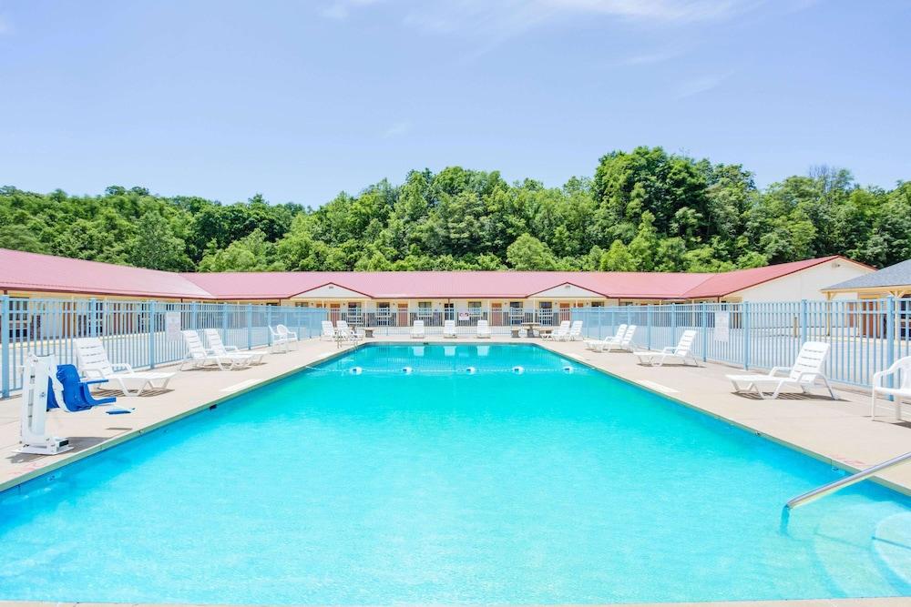 Travelodge by Wyndham Parkersburg 2