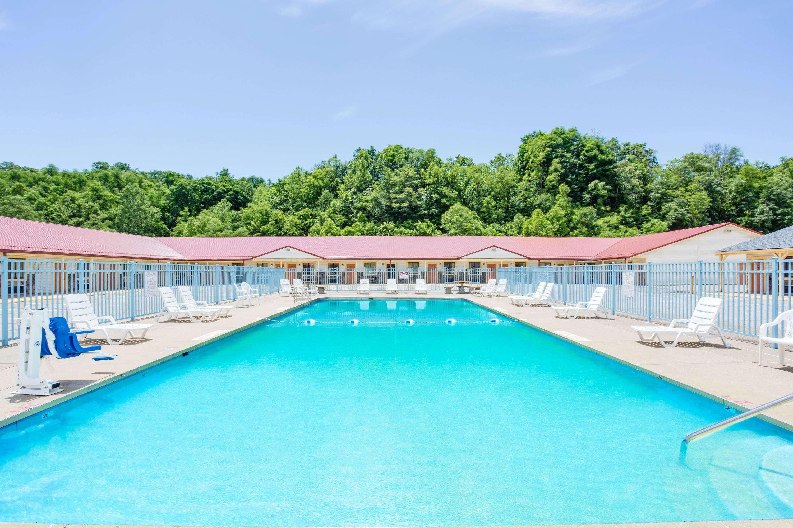 Travelodge by Wyndham Parkersburg 1