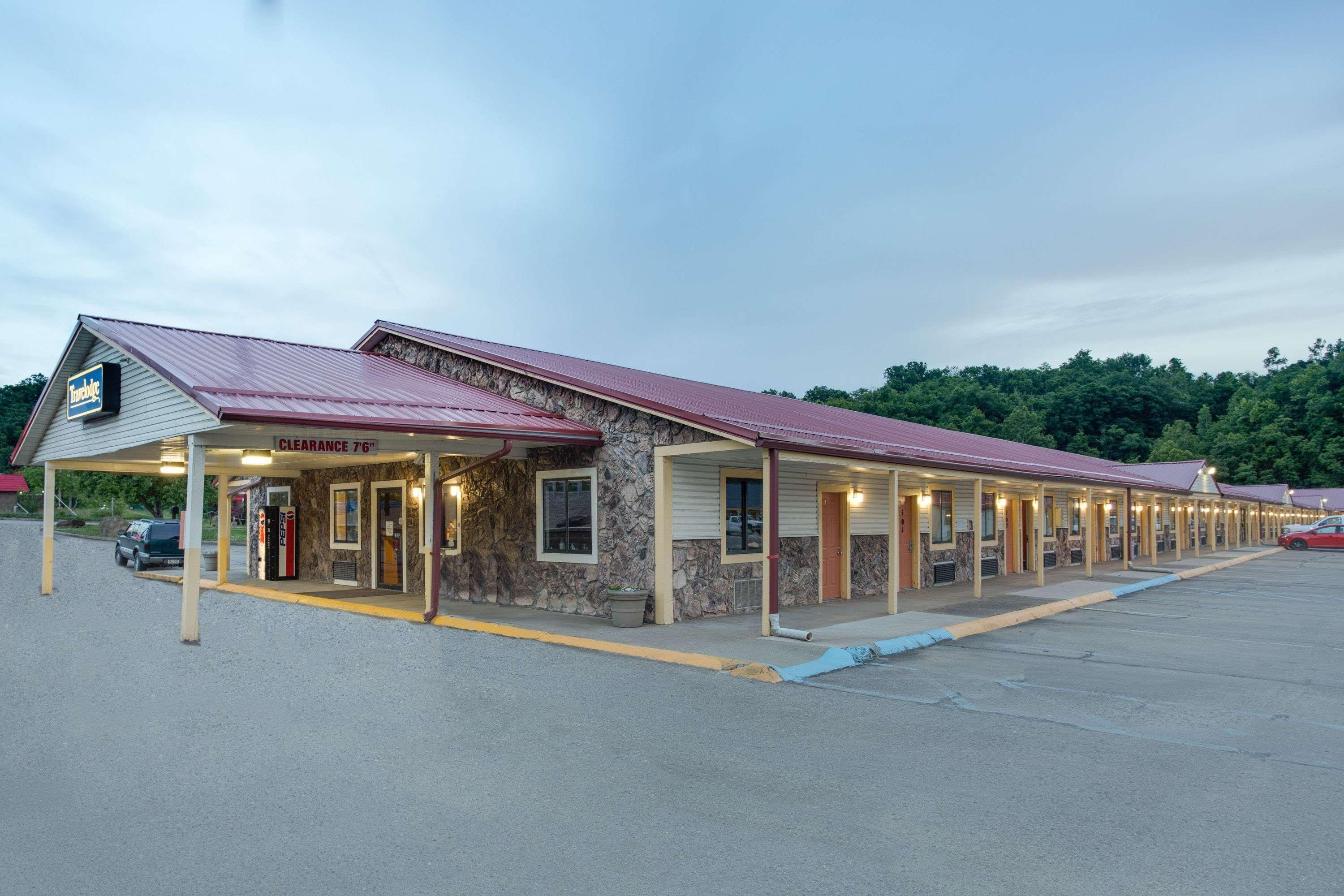 Travelodge by Wyndham Parkersburg 2