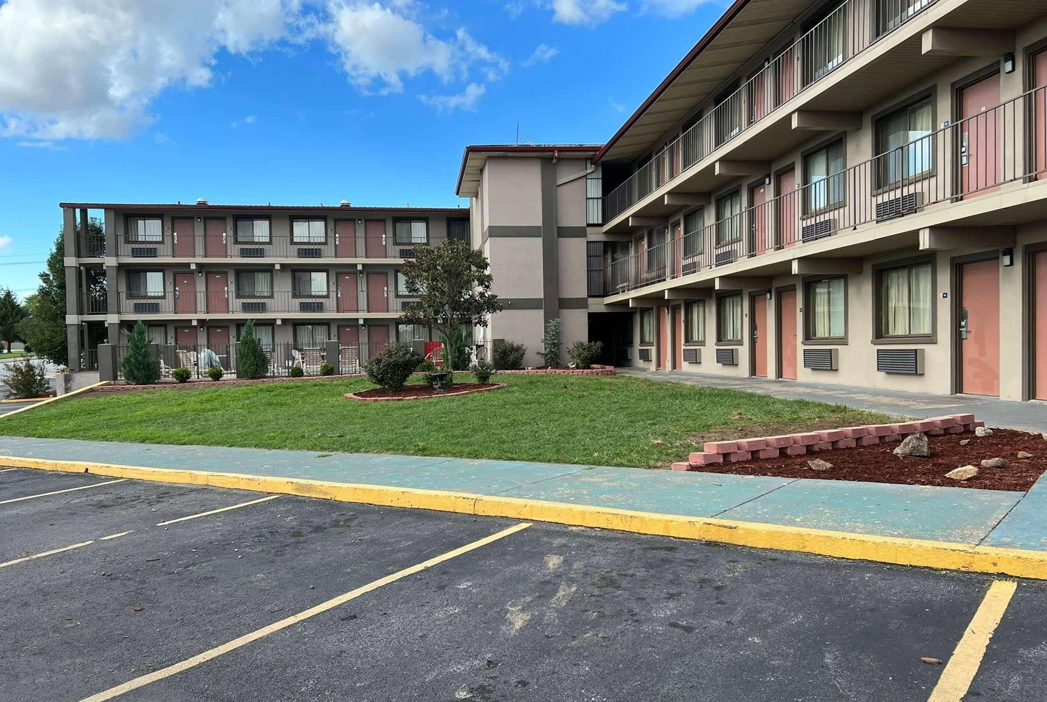 Economy Suites Springfield - I-44 2