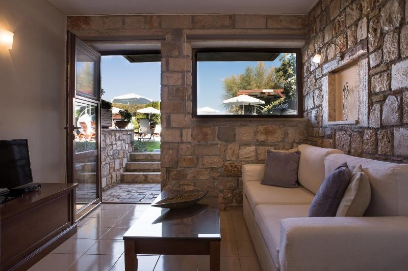 ENALIO Suites 2
