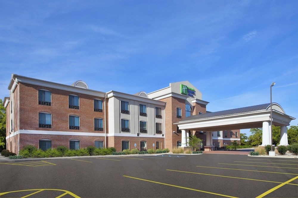 Holiday Inn Express & Suites NILES by IHG 1