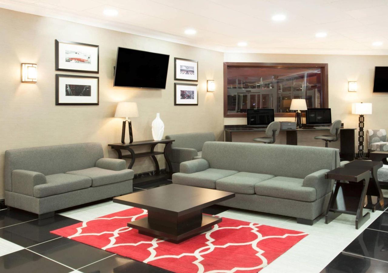 Ramada Plaza by Wyndham Chicago North Shore 2