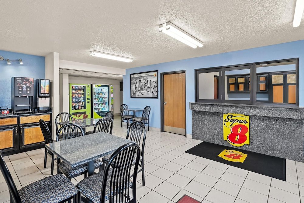 Super 8 by Wyndham New Castle 2