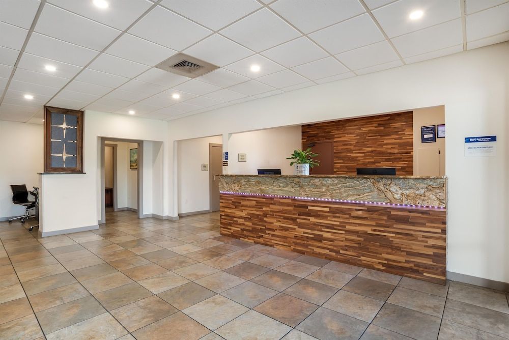 Best Western Crossroads Inn 2