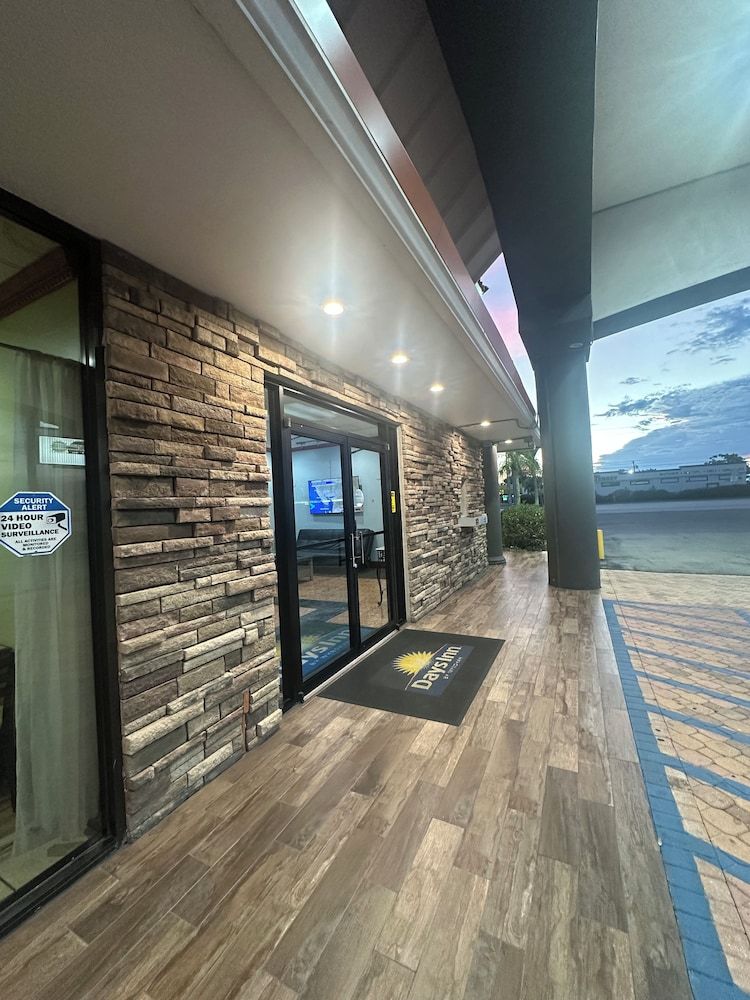 Days Inn by Wyndham Fort Myers 2