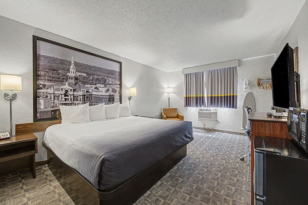 Super 8 by Wyndham Dubuque 1