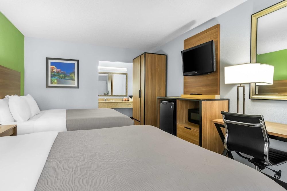 Quality Inn & Suites Greenville - Haywood Mall 1