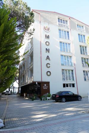 Hotel Monaco & Garden 2