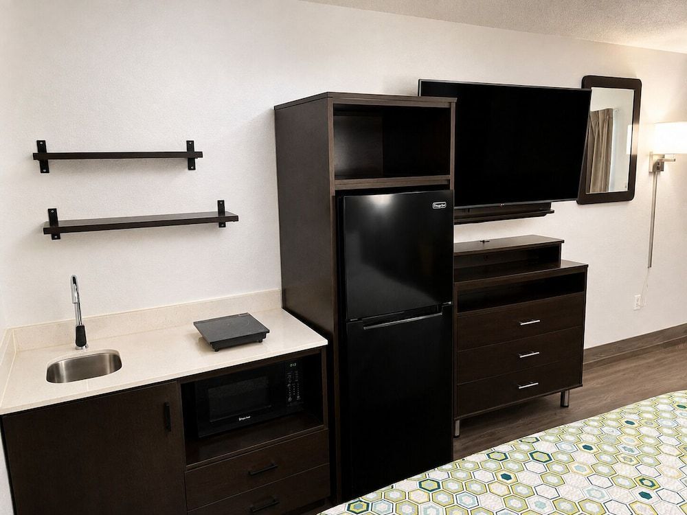 HomeTowne Studios by Red Roof Birmingham - Highway 280 1