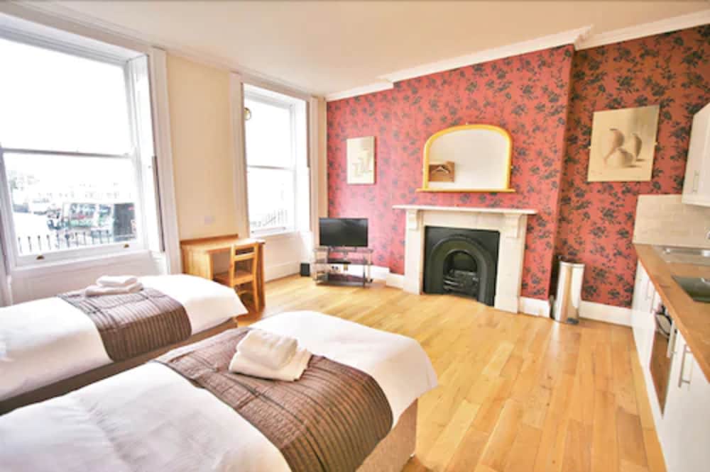 Central Studios Gloucester Place by Roomsbooked 1