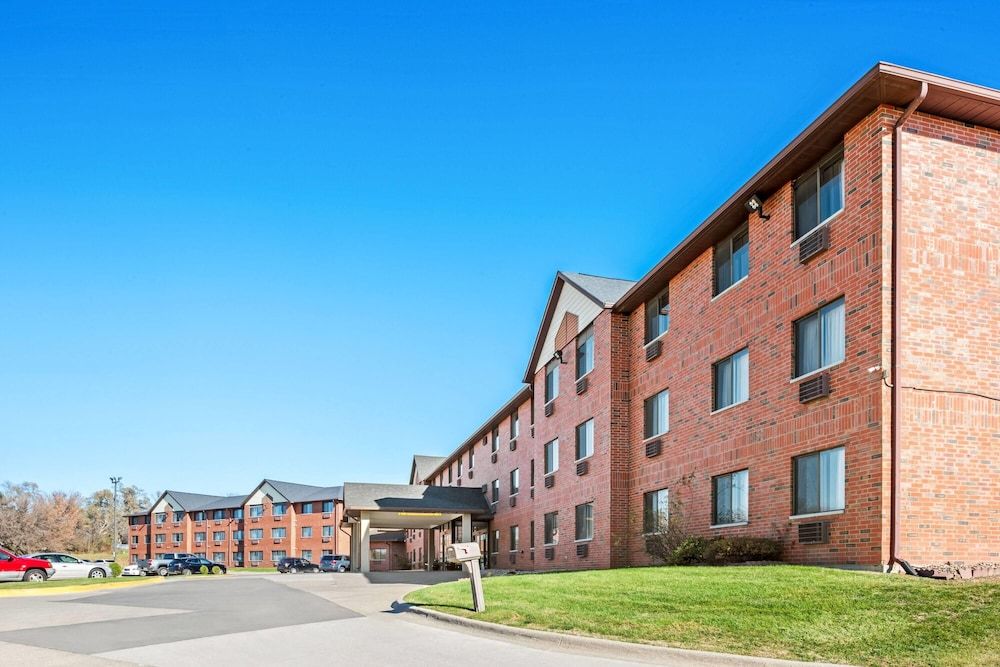 Days Inn & Suites by Wyndham Des Moines Airport 1