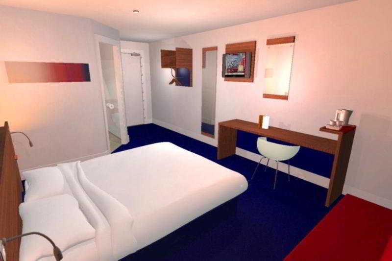 Travelodge Edinburgh Central Rose Street 1