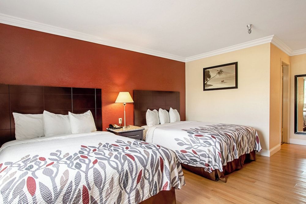 Red Roof Inn & Suites Monterey 1