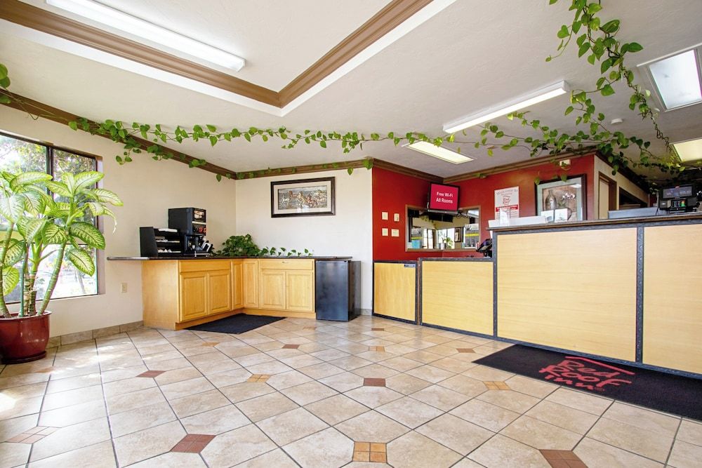 Red Roof Inn & Suites Monterey 2