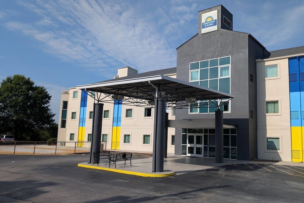 Days Inn & Suites by Wyndham Augusta Near Fort Eisenhower 1