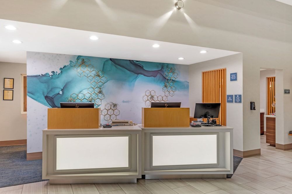 Holiday Inn Express & Suites BURLINGTON by IHG 1