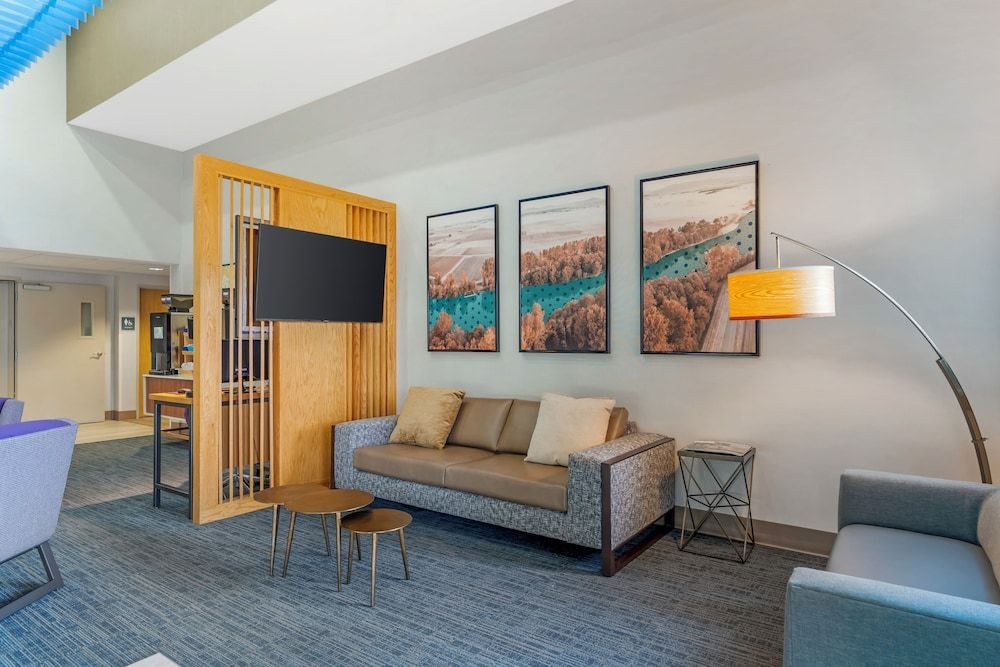 Holiday Inn Express & Suites BURLINGTON by IHG 2