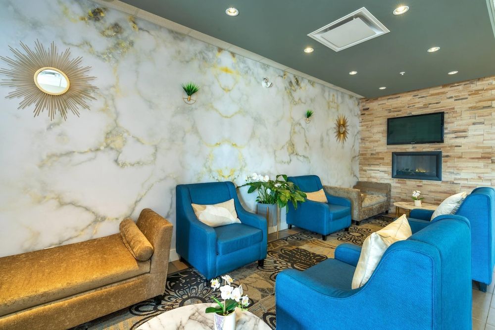 Comfort Inn & Suites Surrey 2