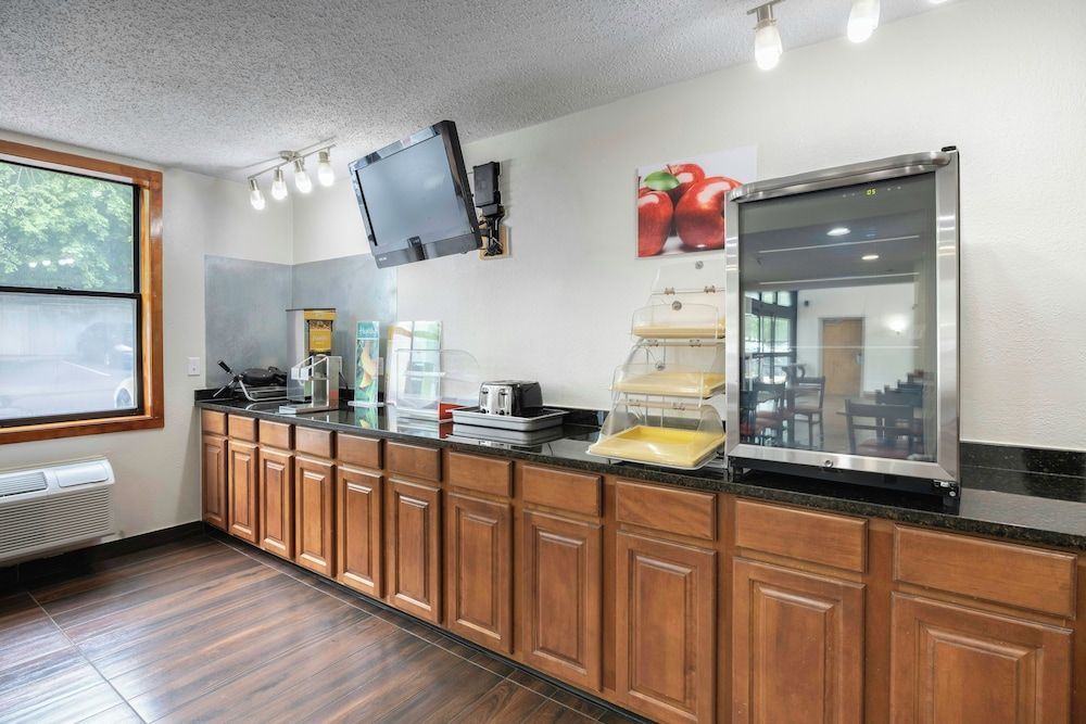 Red Roof Inn & Suites Middleborough 2