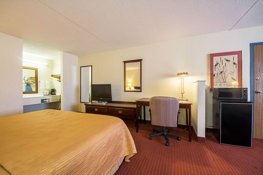 Eco Lodge Inn & Suites Bentonville near I 49 1