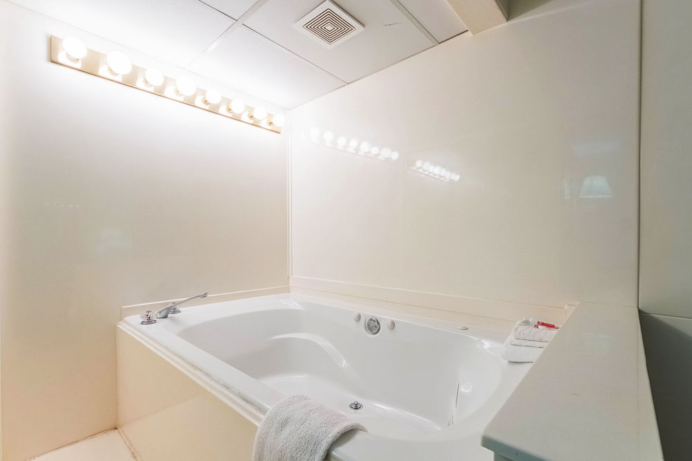 Eco Lodge Inn & Suites Bentonville near I 49 2