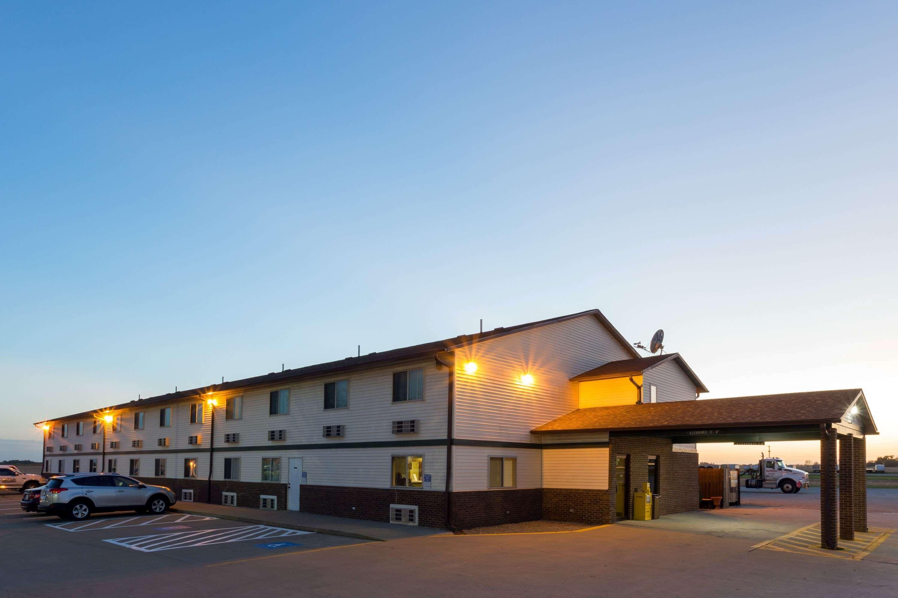 Super 8 by Wyndham Mendota 1
