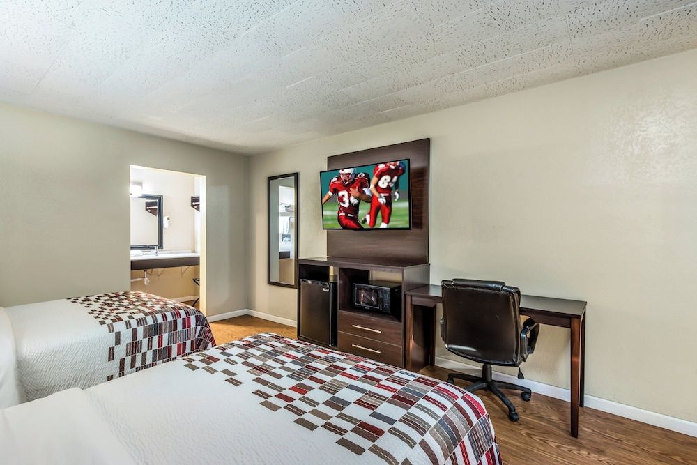 Red Roof Inn & Suites Wapakoneta 1