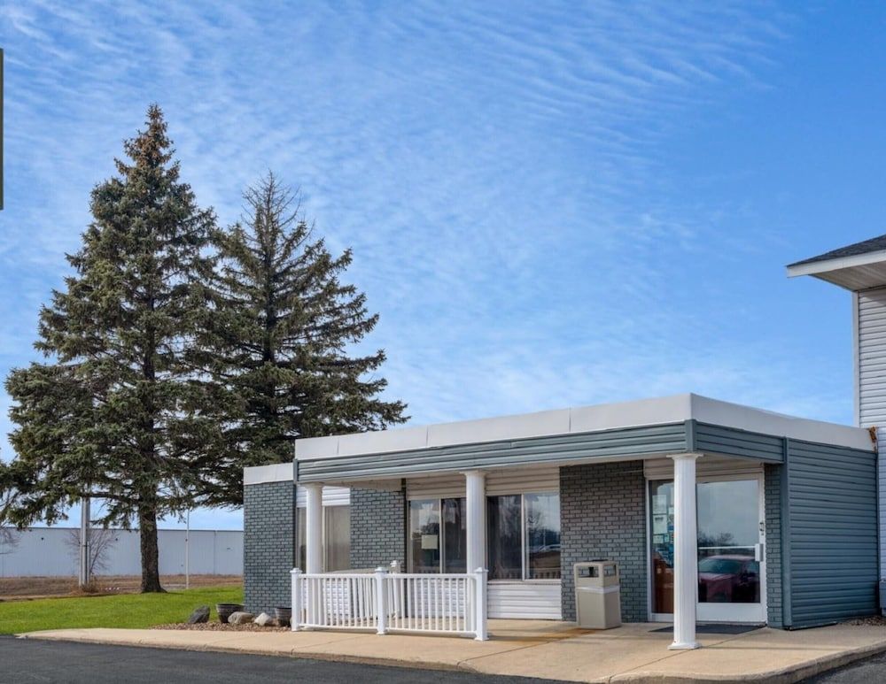 Super 8 by Wyndham Owatonna 1