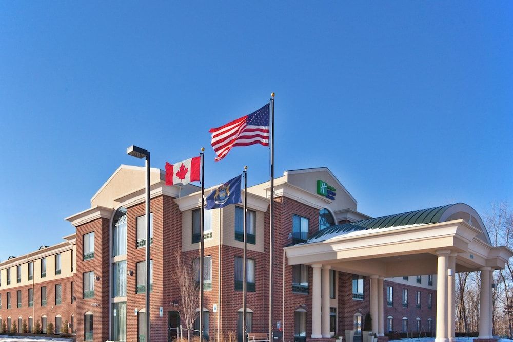 Holiday Inn Express & Suites DETROIT-NOVI by IHG 1