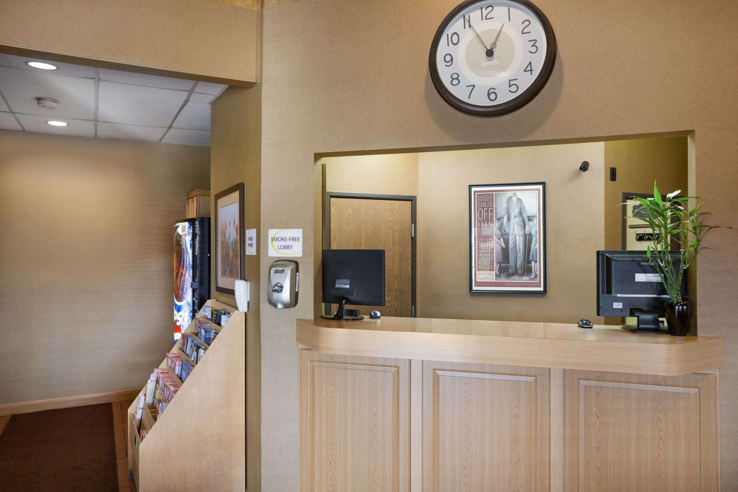 Super 8 by Wyndham Alton 1