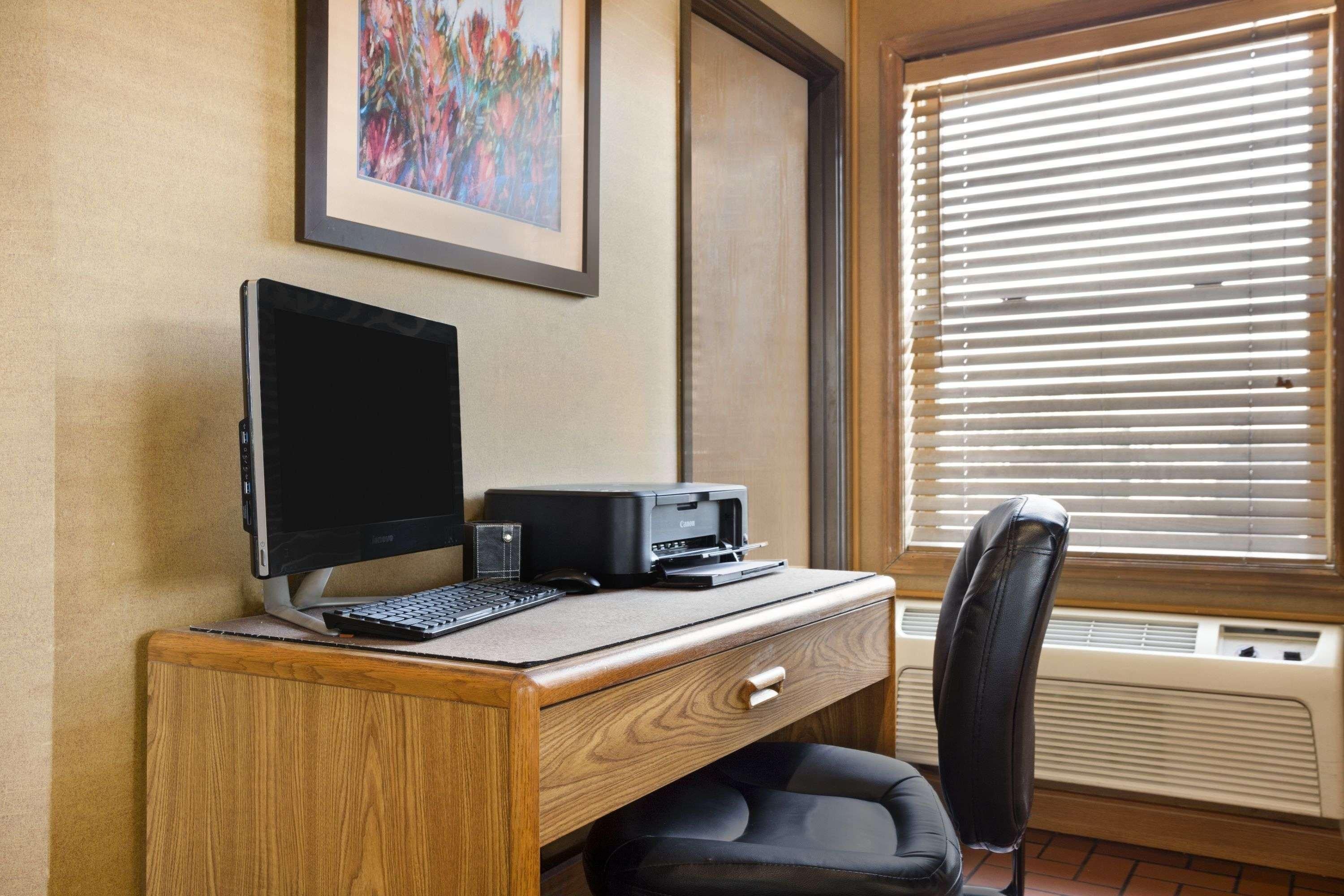 Super 8 by Wyndham Alton 2