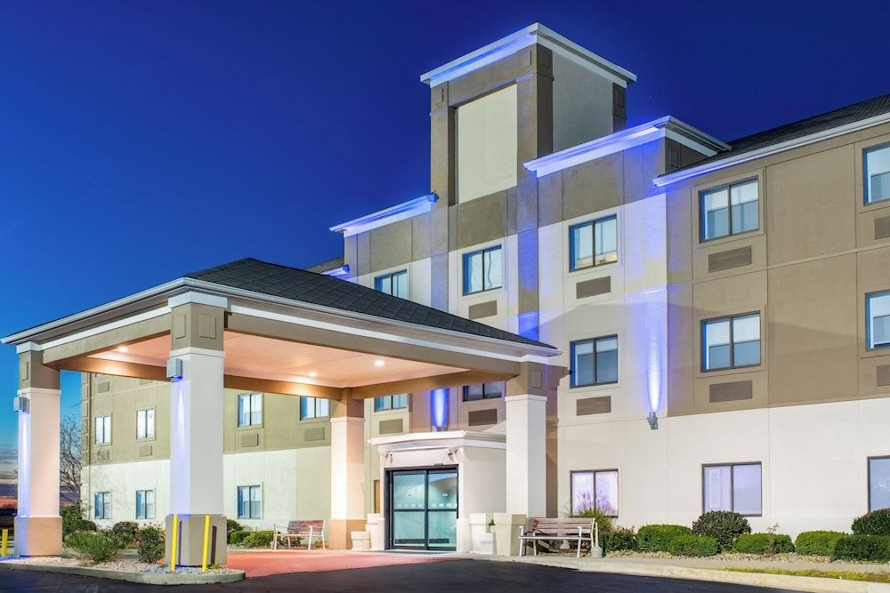Holiday Inn Express HOWE (STURGIS, MI) by IHG 1