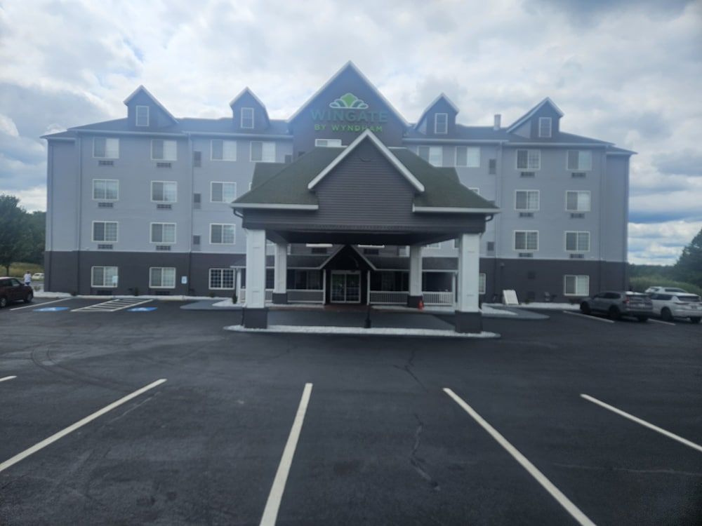Wingate Suites by Wyndham Youngstown - Austintown 1