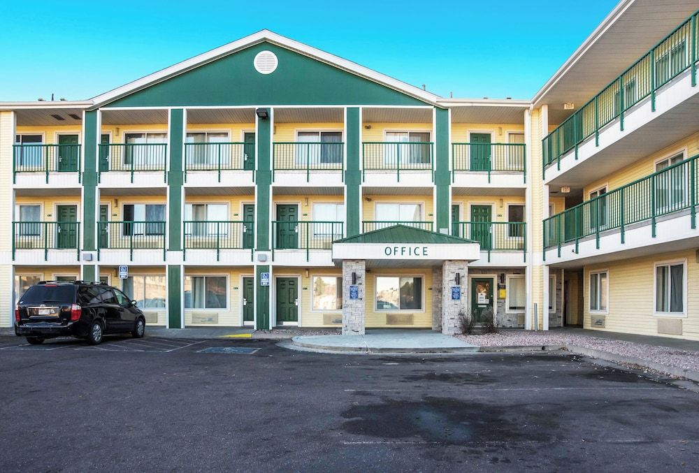 HomeTowne Studios by Red Roof Colorado Springs - Airport 1