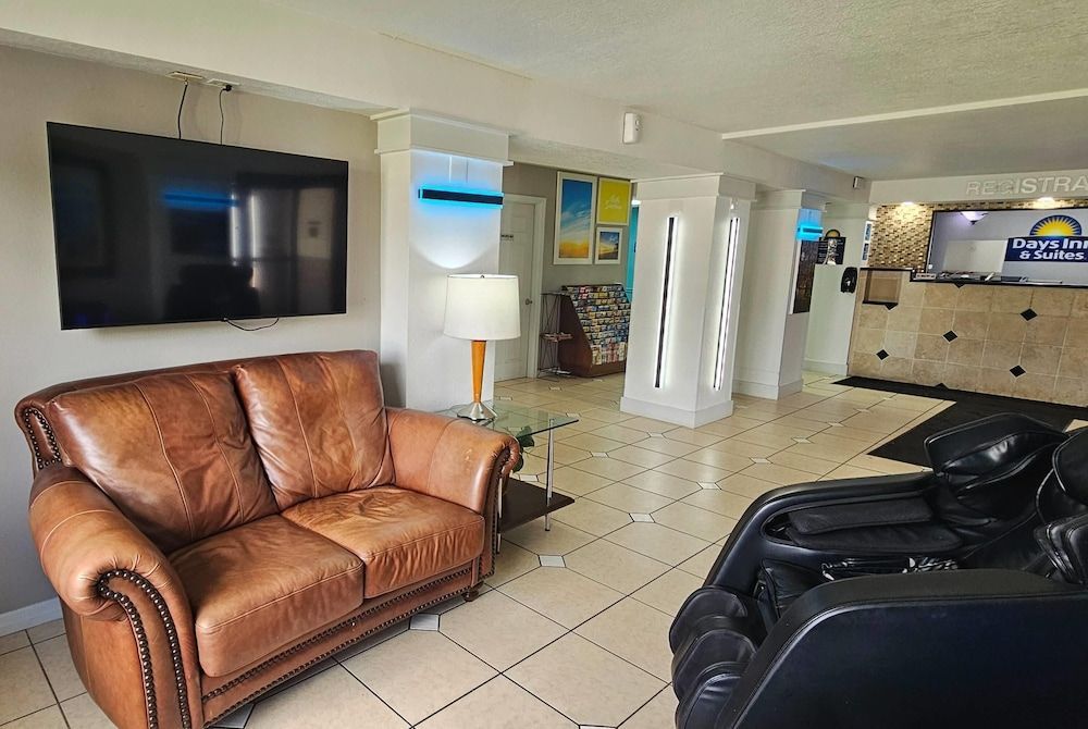 Days Inn & Suites by Wyndham Tampa Fairground-Casino-Ybor 2
