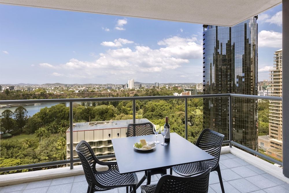 Oaks Brisbane on Margaret Suites 1