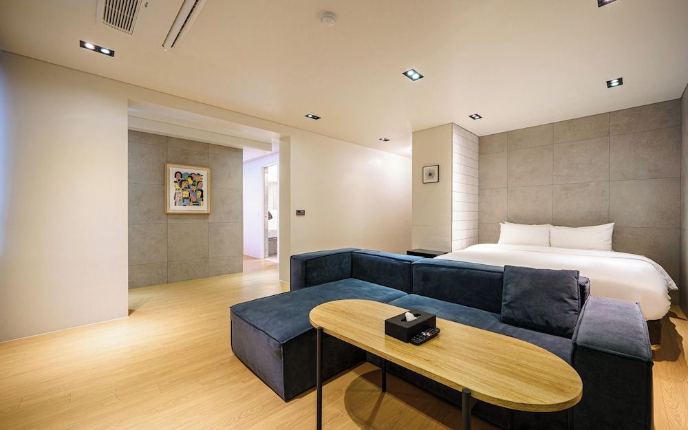 Hotel Intro 1