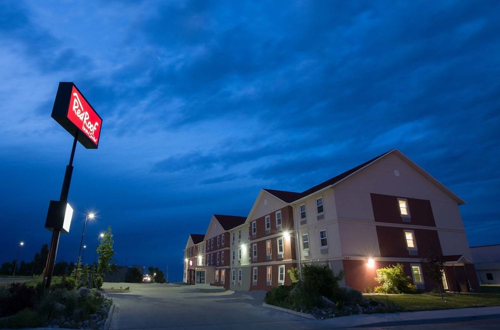 Red Roof Inn & Suites Dickinson 1