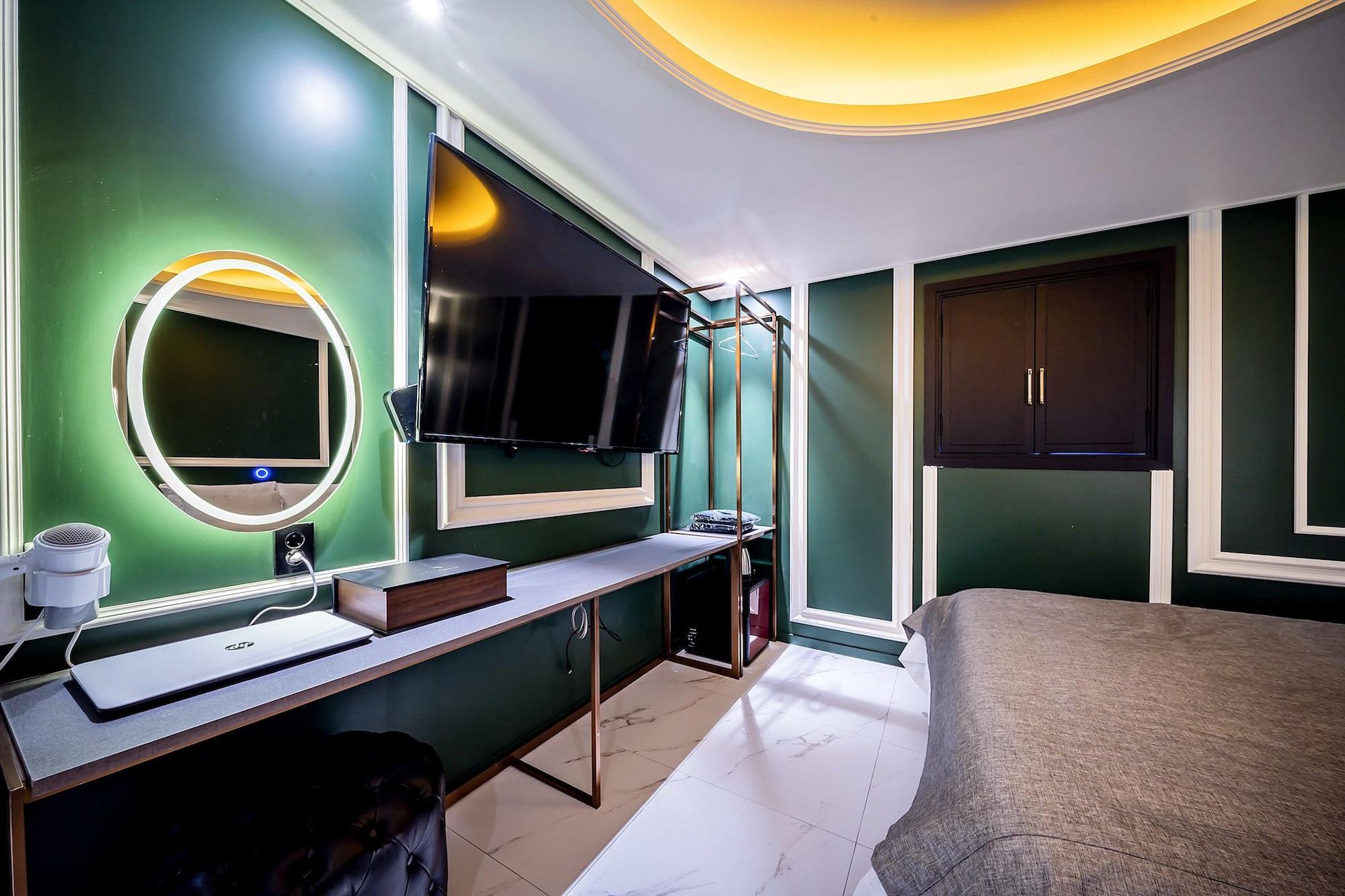 THE GRAY HOTEL 1