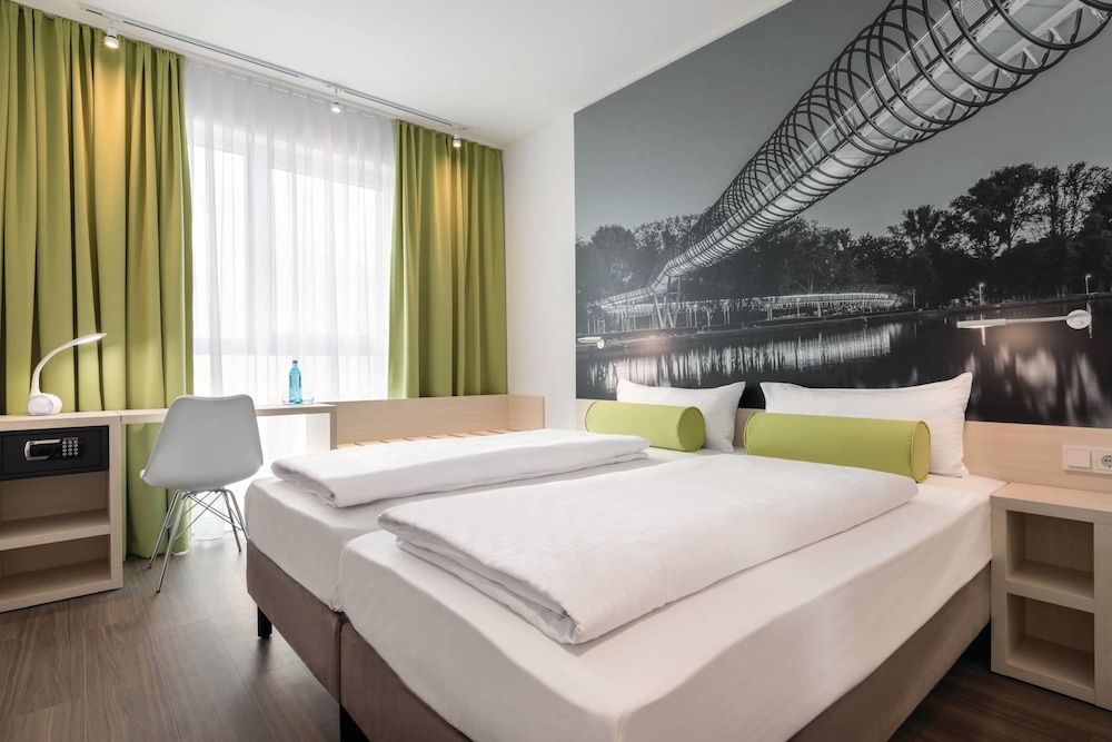 Super 8 by Wyndham Oberhausen am Centro 1