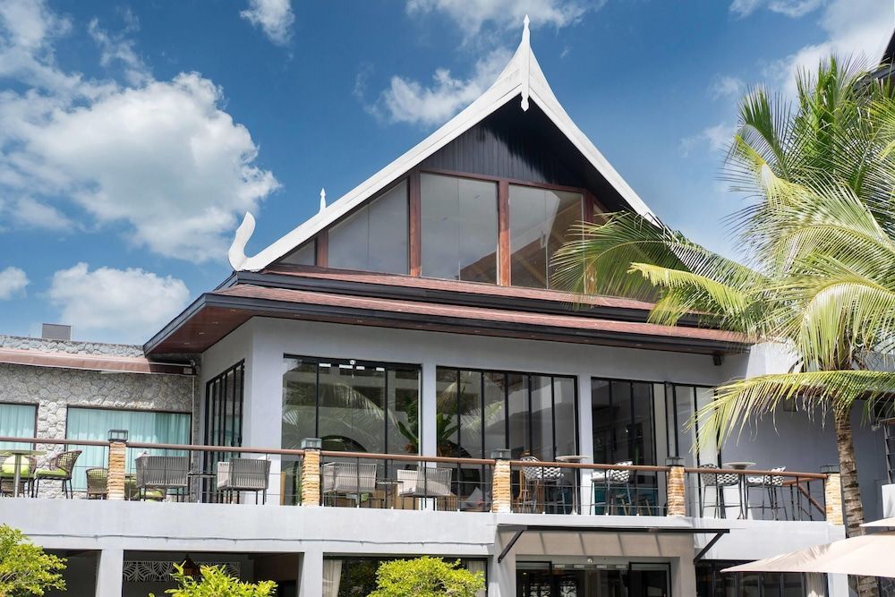 Howard Johnson by Wyndham Phuket Naiyang 1